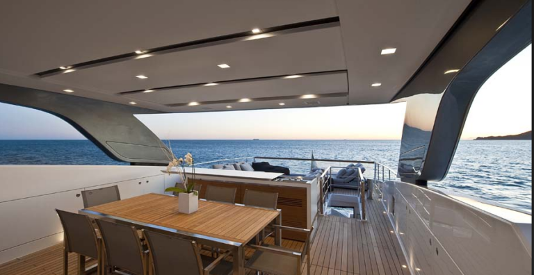 Al fresco dining on the SL 100 New