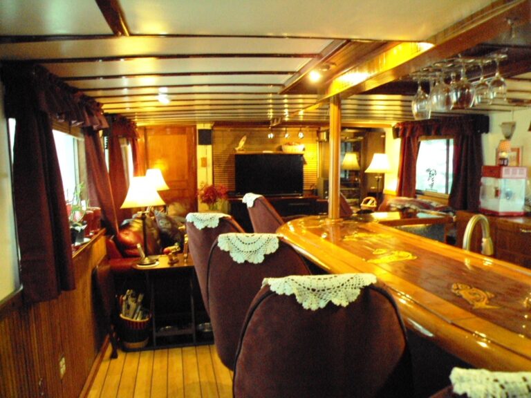 Alaska Pirates Pride (APP) - Galley and Salon