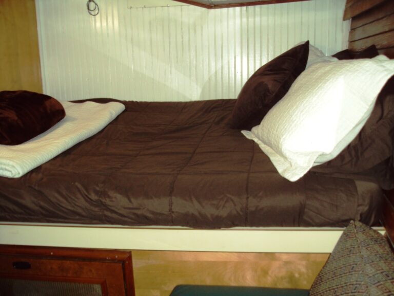 Alaska Pirates Pride (APP) - Lower Level Queen Cabin