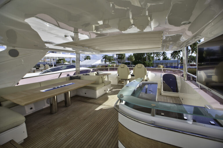 Alfresco Dining On The Sundeck And Wet Bar