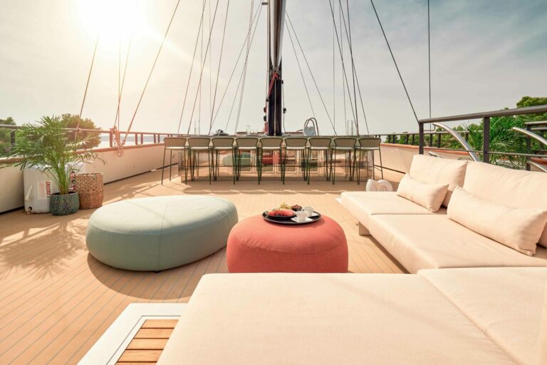 Anetta Sundeck Lounge And Dining Area
