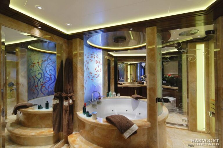 Apostrophe Yacht - Bathroom