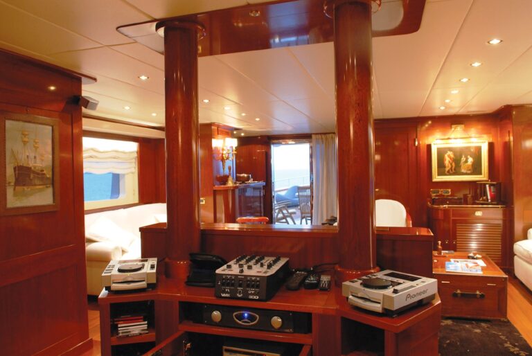 Ariete Saloon Upper Saloon + Dj Station