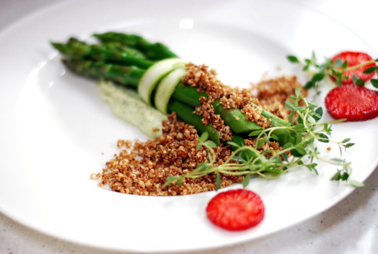 Asparagus - Thyme Crumble - Strawberries - Lemon Mayo