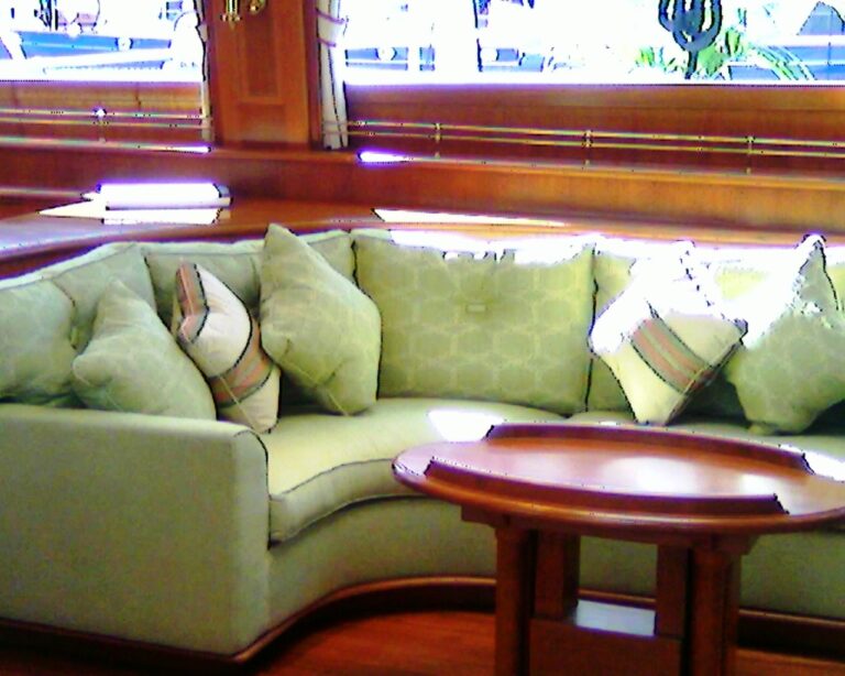 Axia Settee