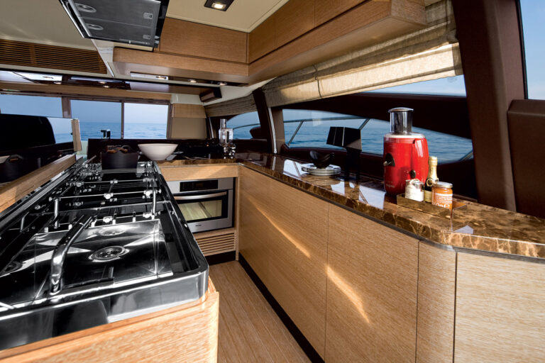 Azimut 64 Flybridge - galley