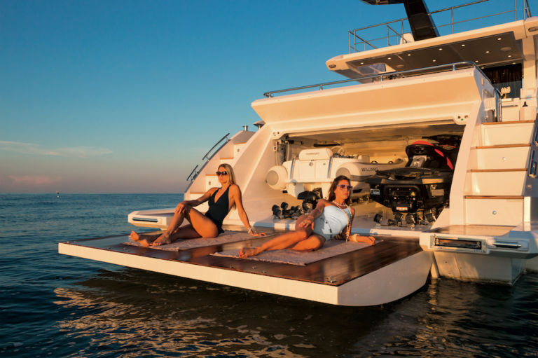 Azimut 77S Yacht - Beach area and garage