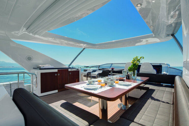 Azimut 83 superyacht -flybridge - Photo by Azim