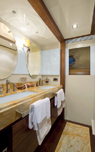 Azimut 88 MotoYacht Owner Head