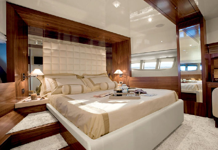 Azimut 88 Motor Yacht VIP cabin