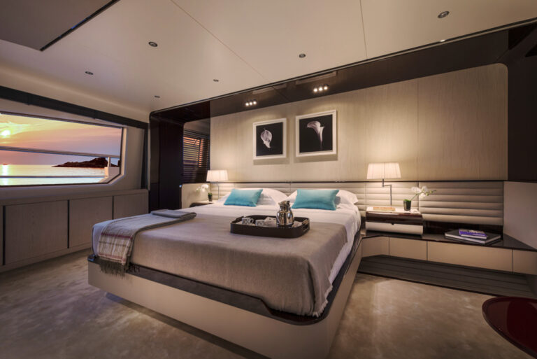 Azimut Grande 95RPH motoryacht - master cabin