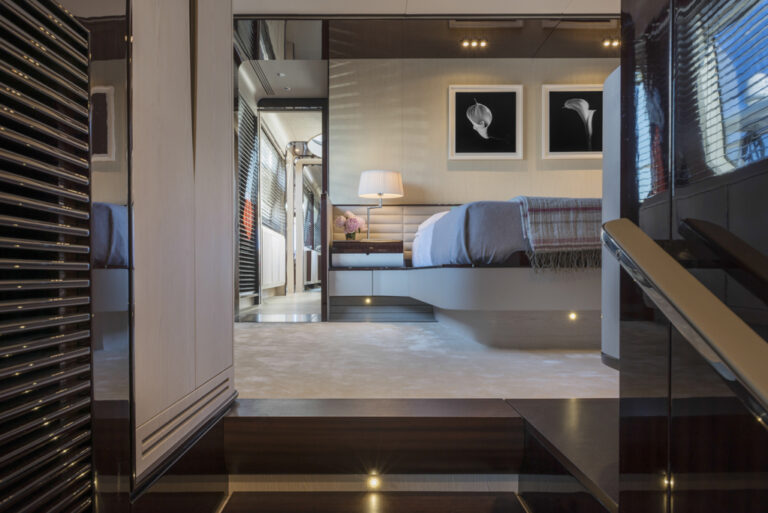Azimut Grande 95RPH yacht - master cabin_
