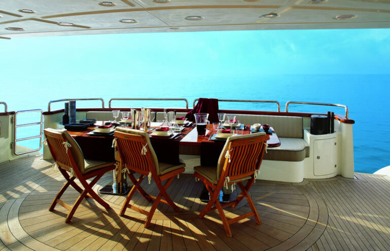 Azimut luxury yacht Cinque Exterior