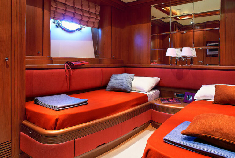 Azimut luxury yacht Cinque Guest cabin