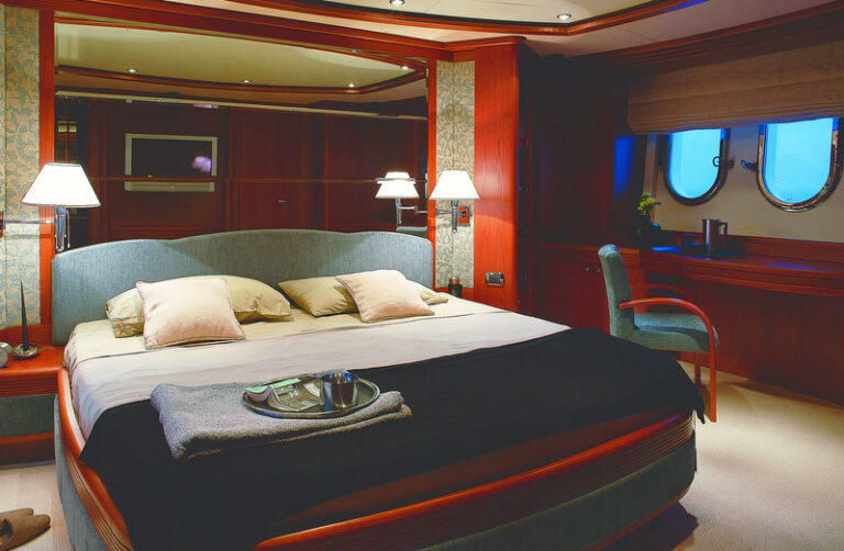 Azimut superyacht Cinque Master suite