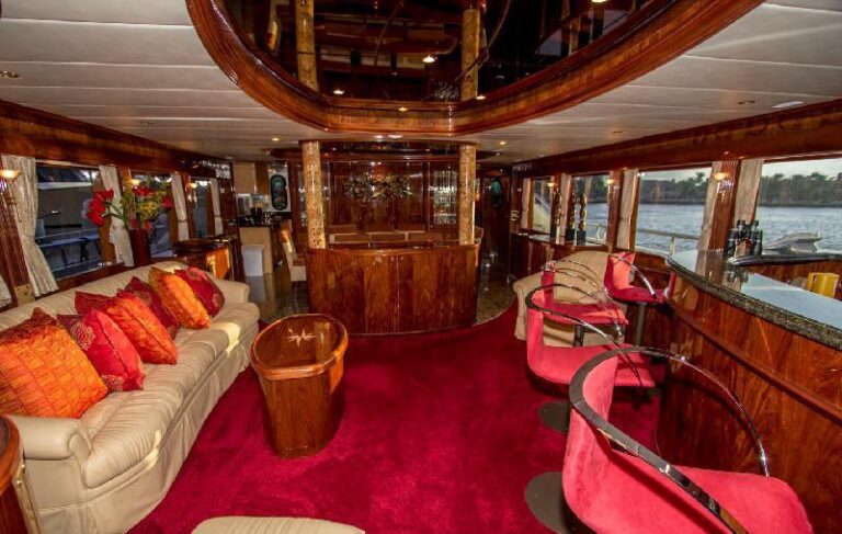 BELLA DONNA II -   Main Salon