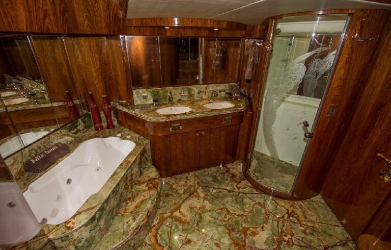 BELLA DONNA II -   Master Ensuite
