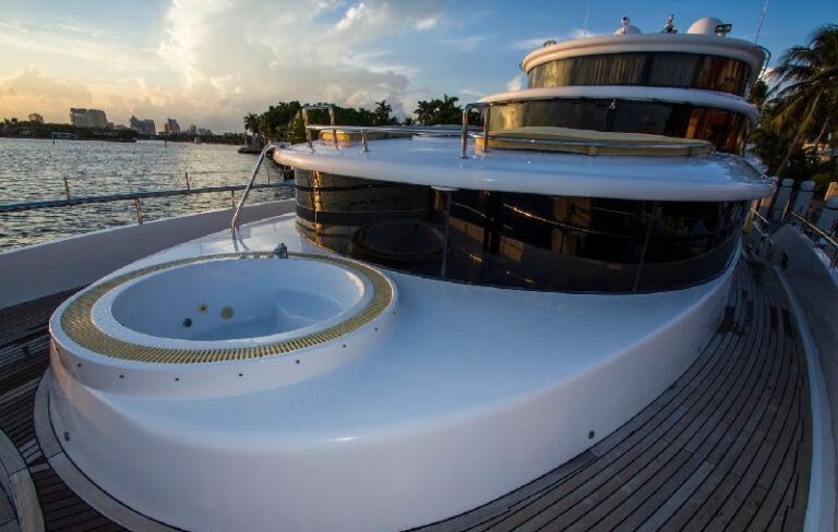 BELLA DONNA II -   Spa Pool on Fordeck