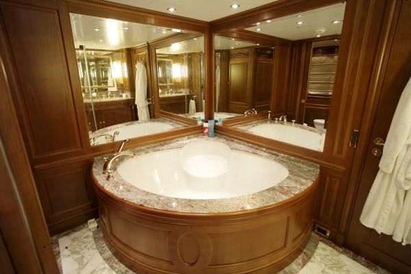 BEYOND THE CLOUDS -  Bathroom