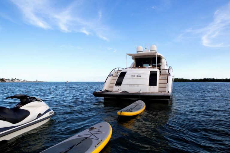 BG - Swim platform and water toys