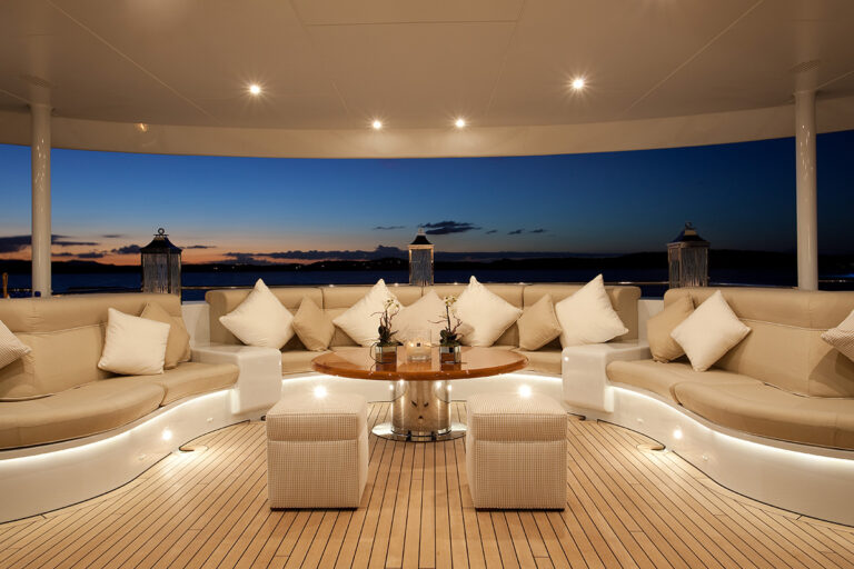 BLIND DATE Exterior Lifestyle