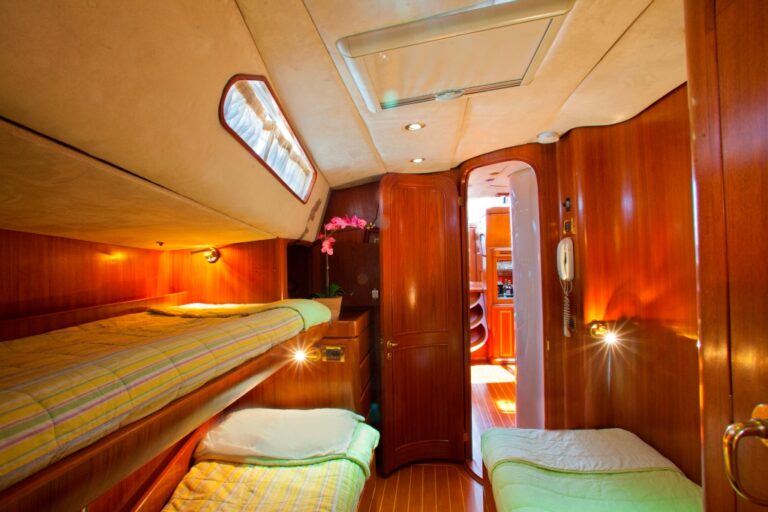 BLUE PHOENIX - Guest cabin aft view