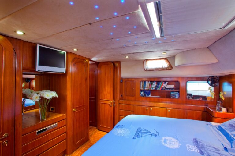 BLUE PHOENIX - Master cabin TV