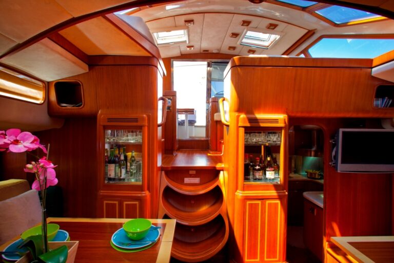 BLUE PHOENIX - Salon view aft