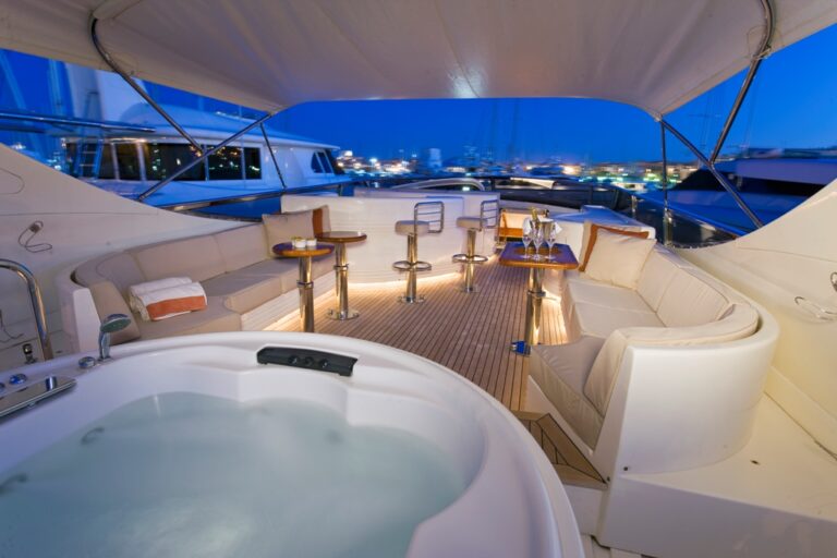BLUEBIRD OF HAPPINESS -  Sundeck and Spa Pool