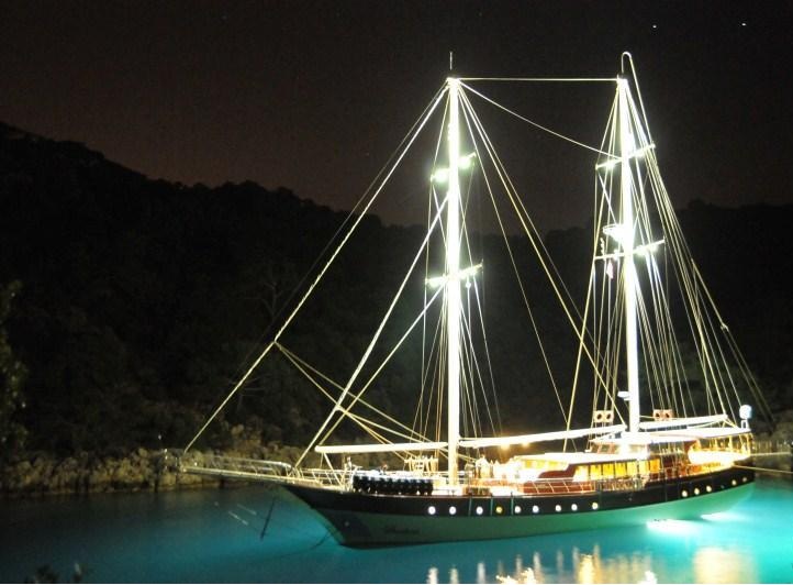 BROTHERS yacht by night