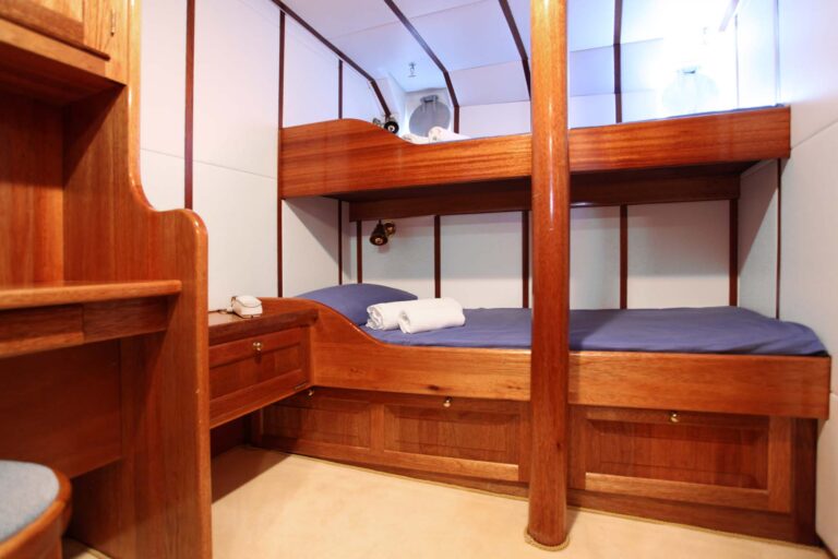 BUENA CHICA 1 - Twin Cabin