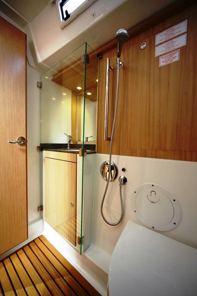 Bavaria 55 Cruiser - head