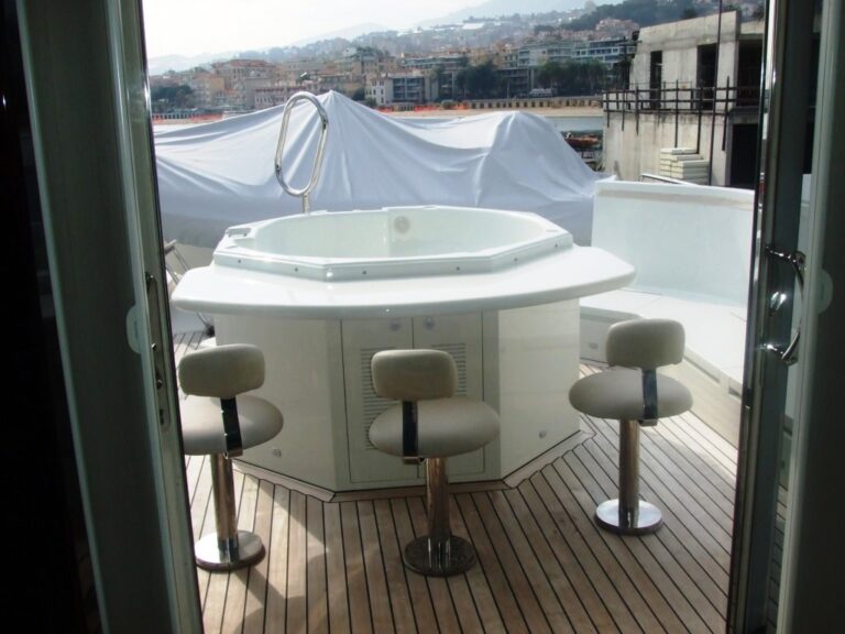 Bendis - Jaccuzi on upper deck