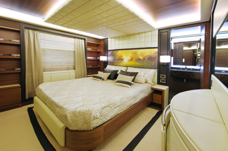 Benetti Delfino 93 VIP suite