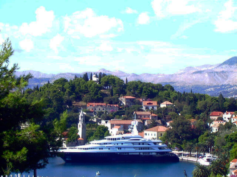 Benetti Motor Yacht Reverie anchored