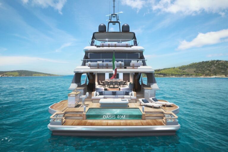 Benetti Oasis 40M Stern