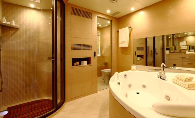 Benetti Tradition 105 VIP bathroom