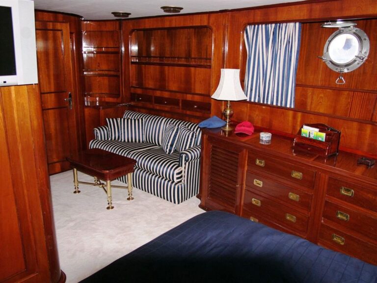 Benetti Yacht FAVORITA -  Master Cabin Seating