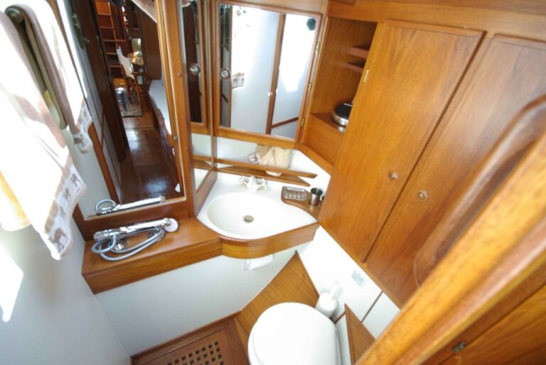 Bernic II - Bathroom