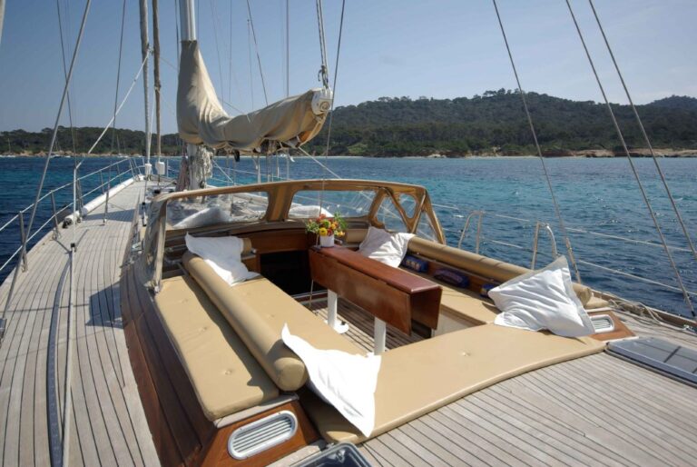 Bernic II - Deck Salon