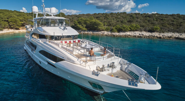 Bow View With Jacuzzi And A Couple