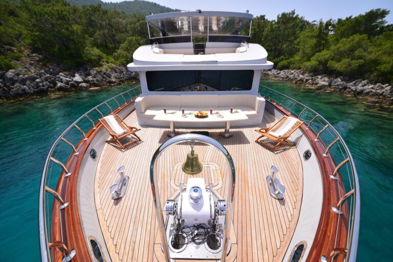 Bow With Seating And Upper Forward Deck