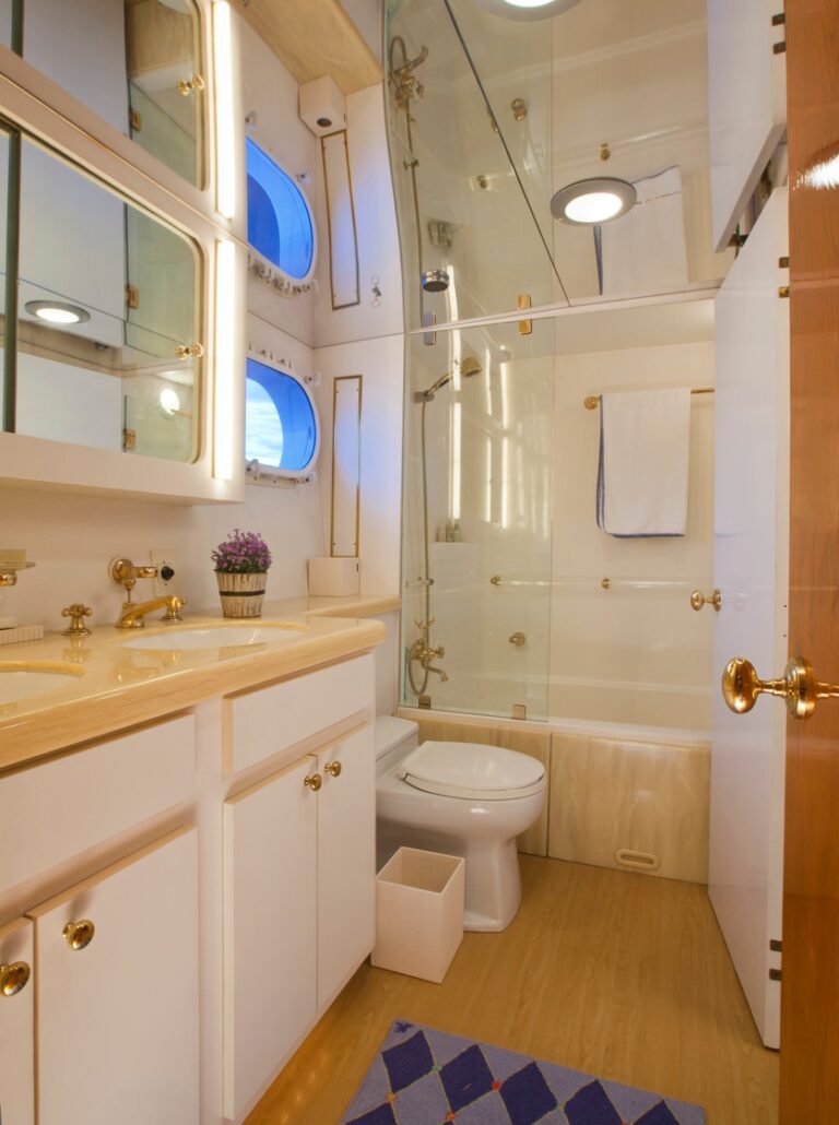 CAPRICORN Bathroom