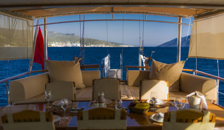 Aft deck with alfresco dining