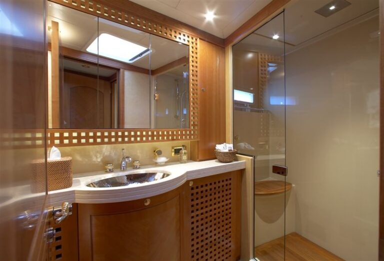 CINDERELLA IV - Guest Bathroom 2