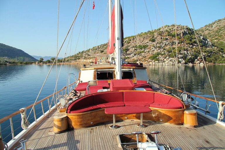 CLARISSA - Foredeck seating