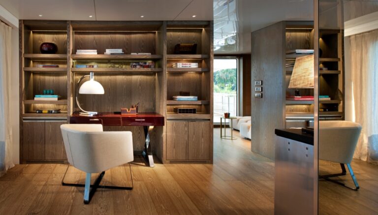 CMB Motor yacht ORIENT STAR - Study and skylounge