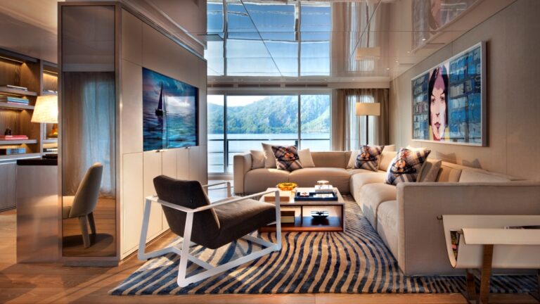 CMB Motor yacht ORIENT STAR - Upper skylounge seating area