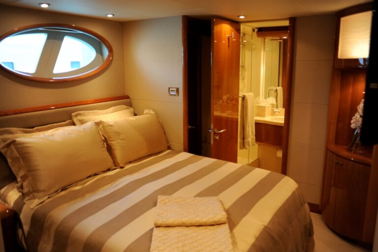 COLD GECKO. -  Guest Cabin to Port