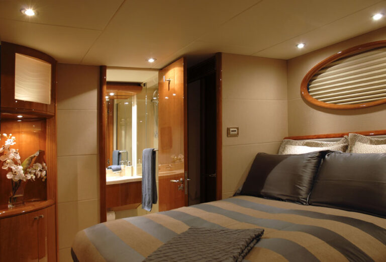 COLD GECKO. -  Guest Cabin to Starboard